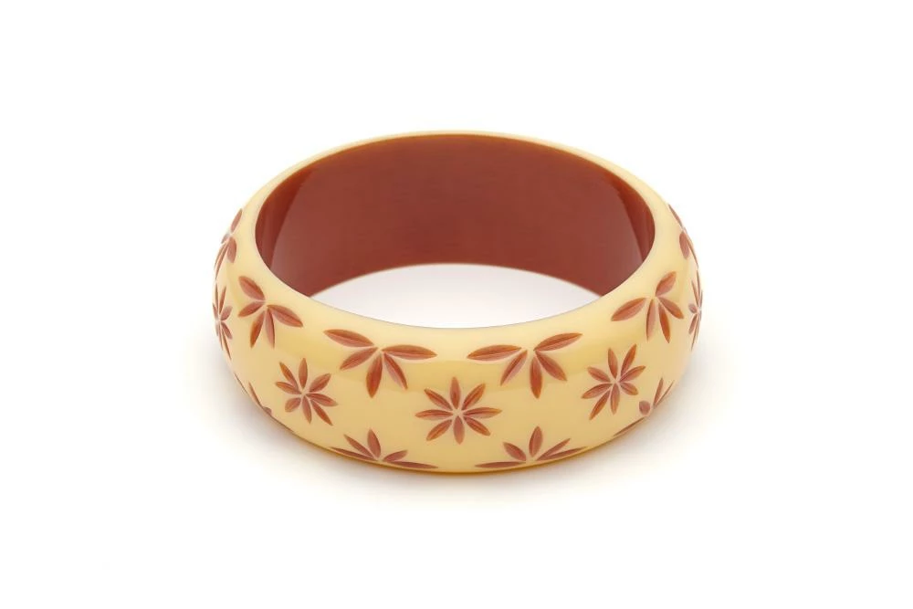 Splendette Wide Carved Bangle Duchess - Lait 3 Splendette Wide Carved Bangle Duchess - Lait