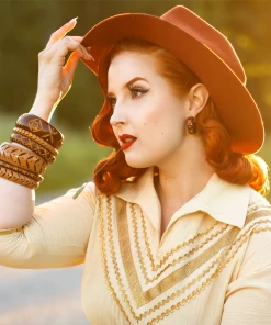 Splendette Narrow Almond Carved Bangle